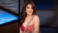 মধ্যরাতে থানায় যেতে হলো শ্রাবন্তীকে