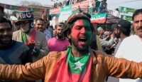 লাহোরে পুলিশের বাধায় ইমরান সমর্থকদের সমাবেশ পন্ড: আটক ২
