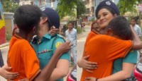 হঠাৎ নায়িকা শিরীন শিলাকে জড়িয়ে ধরে ভক্তের চুমু
