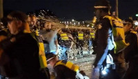 মেলবোর্নে ফিলিস্তিন ও ইসরায়েল পন্থীদের রাতভর সংঘর্ষ