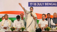 মমতা বন্দ্যোপাধ্যায়ের জনপ্রিয়তা কী কমছে বাংলায়! কোন রাজ্যের মুখ্যমন্ত্রী সবার উপরে